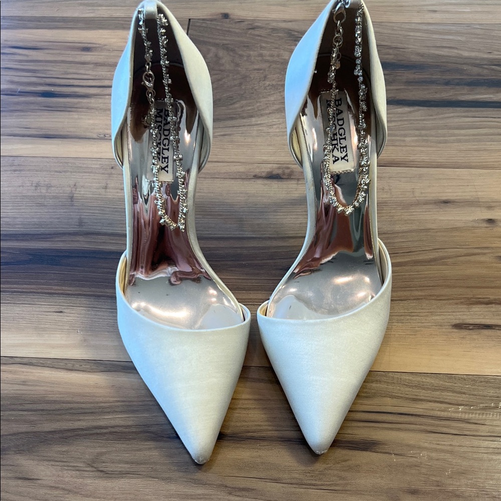 Badgley Mischka Elegant ivory satin Heels embellished chain detail Sz 7